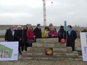 Pose de première pierre avec les élus à Bourdeaux