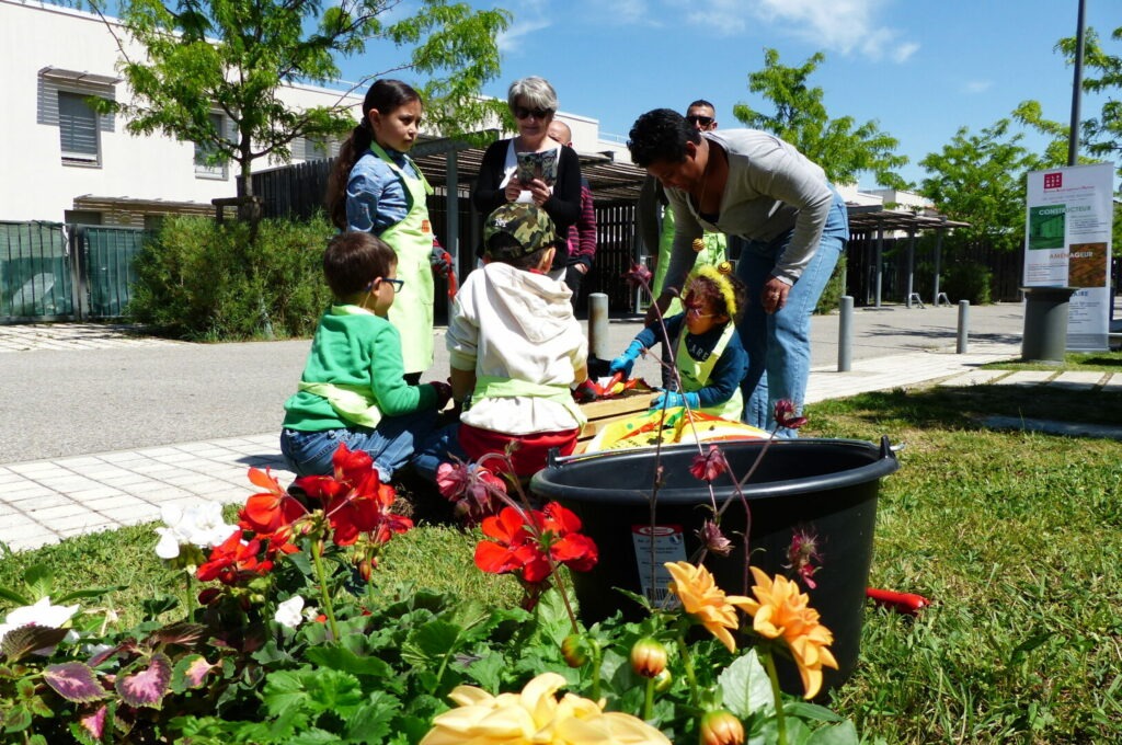 Les enfants apprennent à planter des fleurs