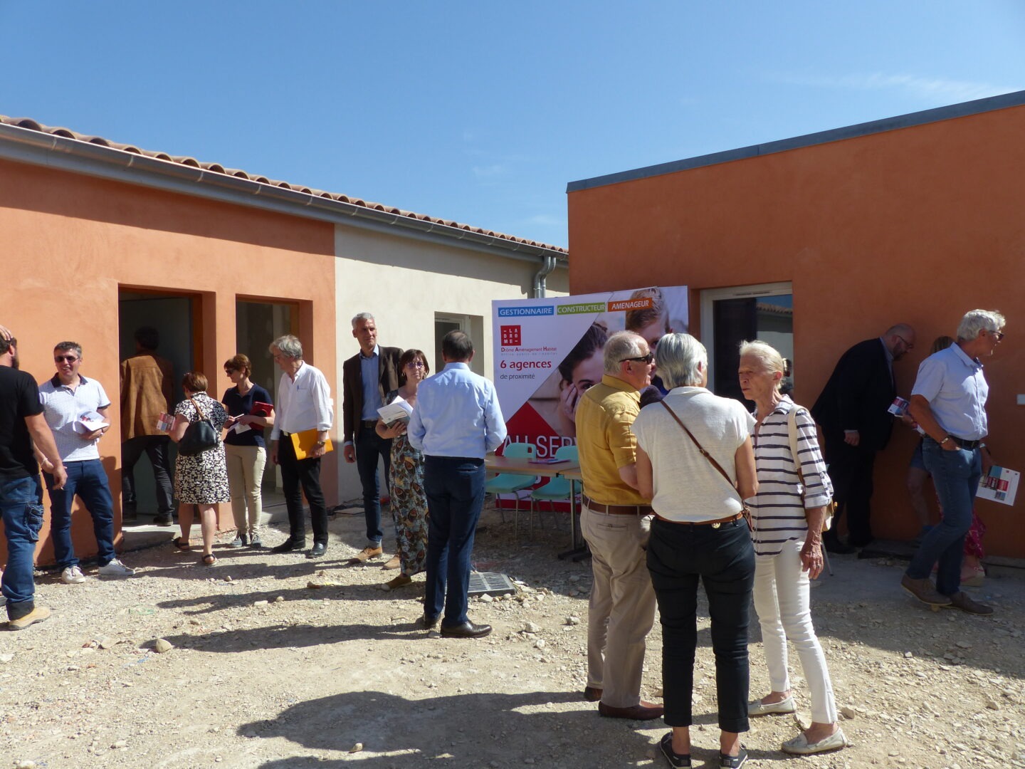 les invités visitent le chantier lors de la signature de la convention de Marsanne
