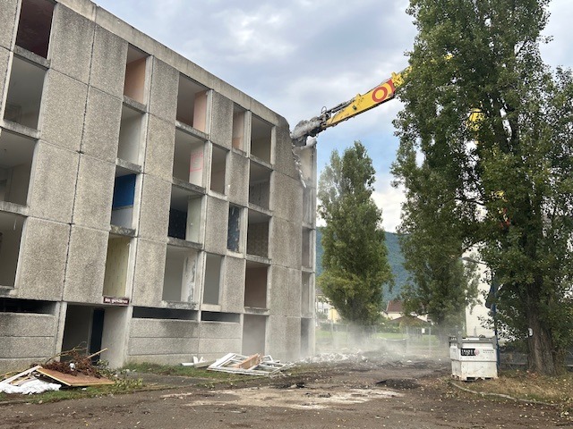 demolition du batiment des gentianes a saint jean en royans