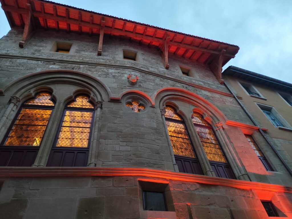 Façade restaurée de la Maison du Mouton à Romans sur Isère On y voit la tête du mouton