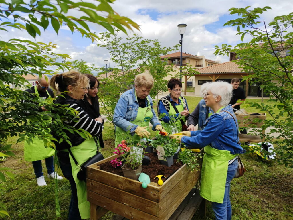les residents installent un jardin partagé