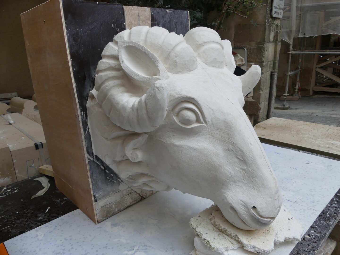 la Tête du Mouton qui orne la façade de la Maison du Mouton