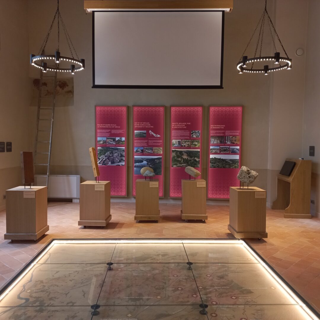 L'intérieur du centre d'Interprétation de l'Architecture et du Patrimoine a été adapté sur le plan scénographique